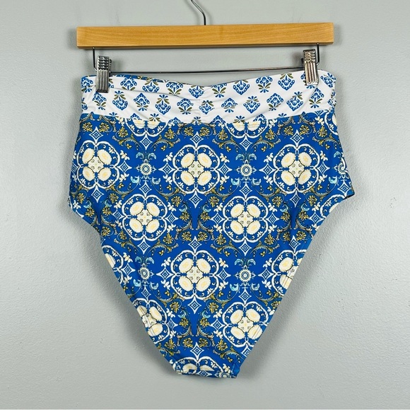 NWT Cupshe 2 piece halter high rise blue print bikini set, large. - Picture 10 of 13